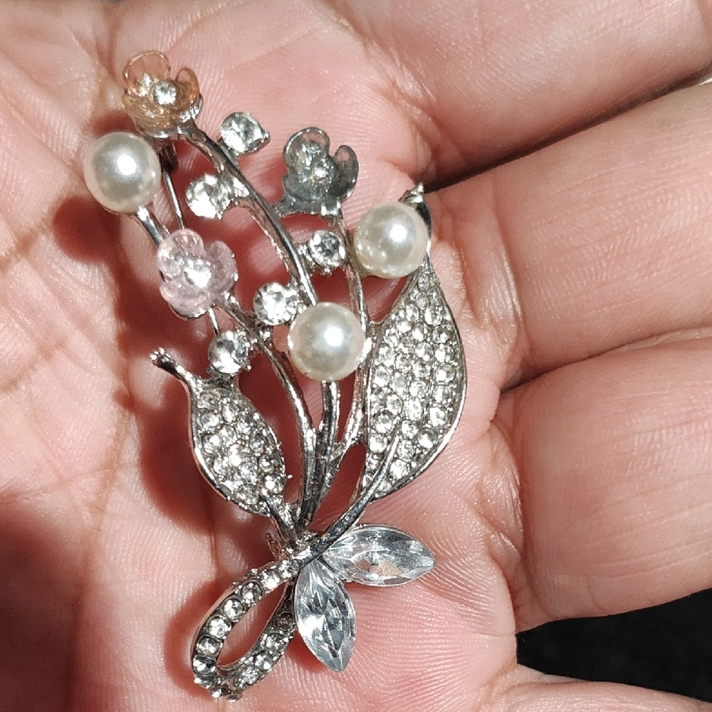 Elegant Silver Floral Brooch with Pearls